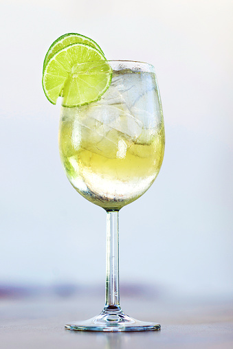 martini blanco Vermut spritzer con lima photo