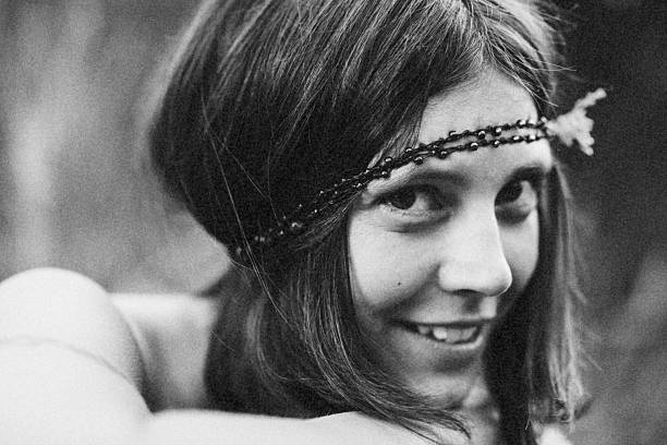 hippie-mädchen - 70er jahre frisur stock-fotos und bilder
