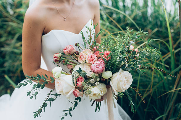 rustique bouquet de mariage - rose bouquet flower single flower photos et images de collection