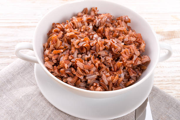riso rosso - brown rice cooked rice steamed foto e immagini stock