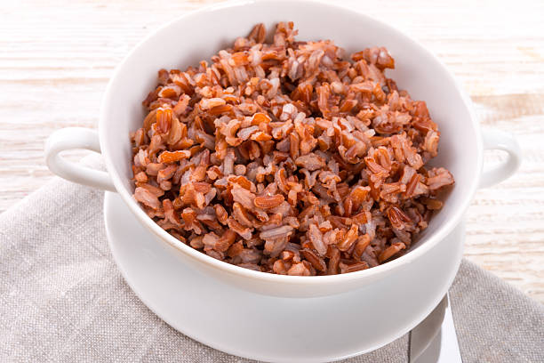 czerwony ryżu - brown rice rice heap brown zdjęcia i obrazy z banku zdjęć