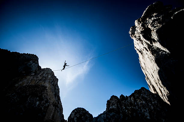 edge - mountain climbing rock climbing adventure incentive - fotografias e filmes do acervo