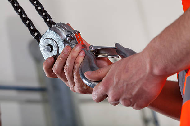 close -up of 男性の手とリフティングホック - derrick crane 写真 ストックフォトと画像