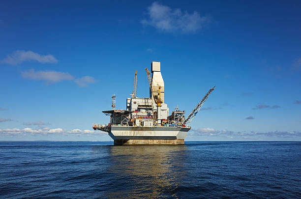 istock Oil rig sea 499624258