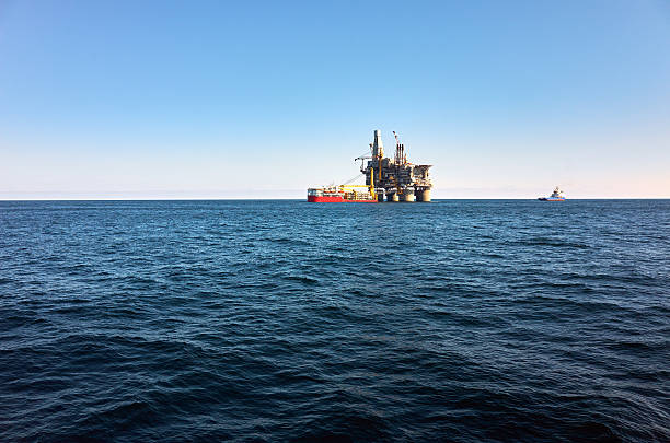 istock Oil rig sea 499626590