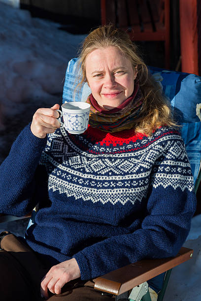 gros plan de femme profiter de soleil d'hiver norvège - scandinavian cross country ski ski nordic countries photos et images de collection