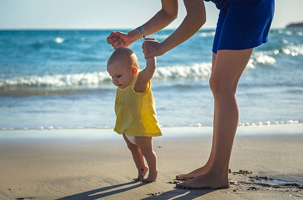 mamma impara a camminare per neonata - human foot barefoot sole of foot human toe foto e immagini stock