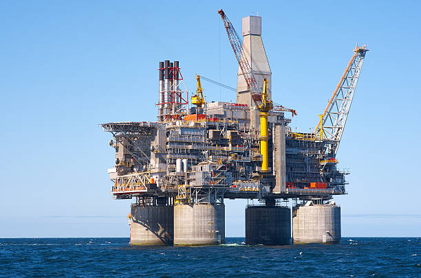 istock Oil rig sea 499630886