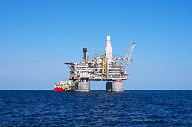 istock Oil rig sea 499633070