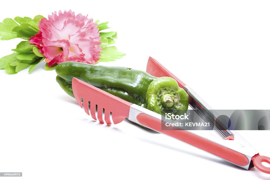 Verde Capsicum com Tong - Foto de stock de Alicate royalty-free