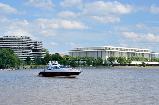 escena del río potomac - john f kennedy center fotografías e imágenes de stock