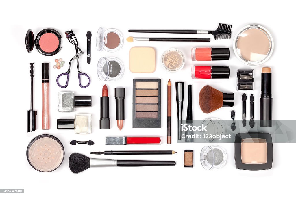  Pinceles Maquillaje Y Cosméticos Sobre Fondo Blanco Foto de stock y más banco de imágenes de Maquillaje