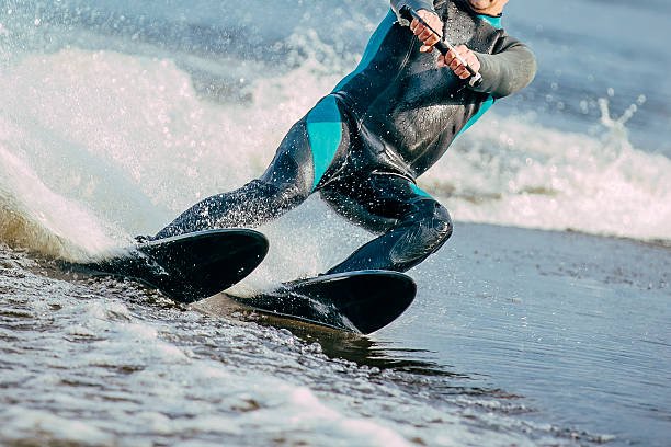 homme assis sur des skis nautiques - bouncing water drop liquid photos et images de collection