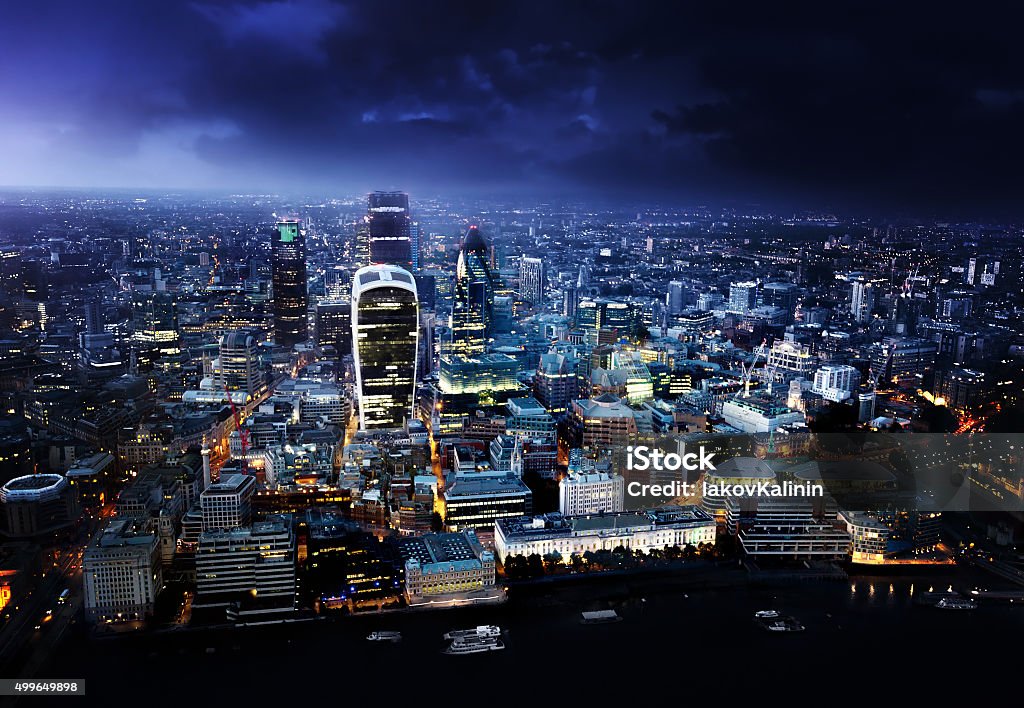Ciudad de Londres en el crepúsculo - Foto de stock de Londres - Inglaterra libre de derechos