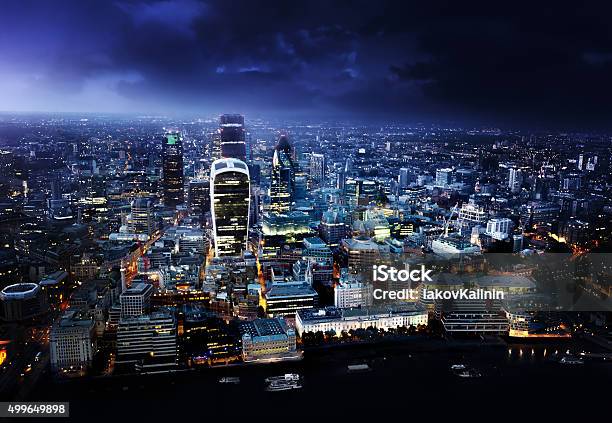 Ciudad De Londres En El Crepúsculo Foto de stock y más banco de imágenes de Londres - Inglaterra - Londres - Inglaterra, Noche, Paisaje urbano