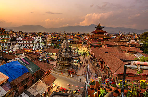 tramonto sulla piazza durbar-patan a kathmandu, nepal - kathmandu foto e immagini stock