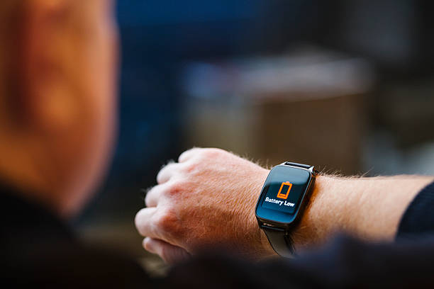 предупреждение о разряде аккумулятора на smartwatch - watch battery стоковые фото и изображения