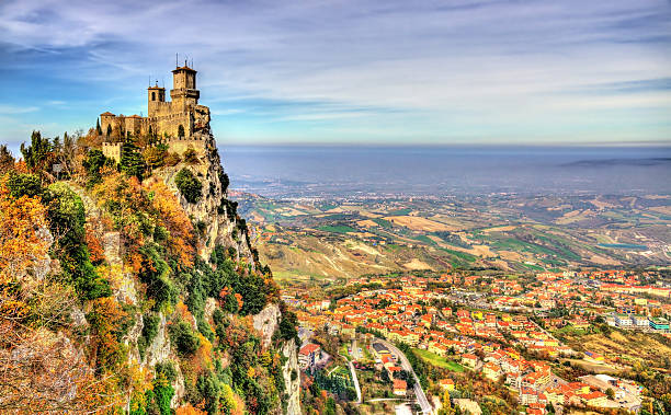 guaita, la primera torre de san marino - italian culture wall italy ancient fotografías e imágenes de stock