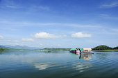 hausboot-den-see-die-berge-und-den-himme