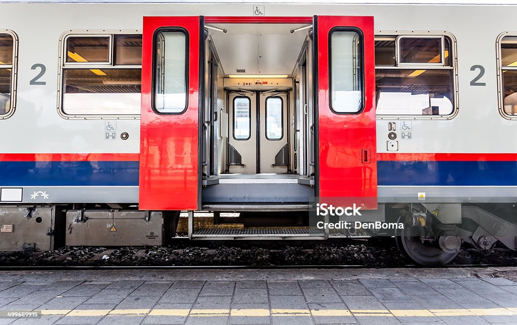 Offene Türen von einem Zug - Lizenzfrei Eisenbahn Stock-Foto