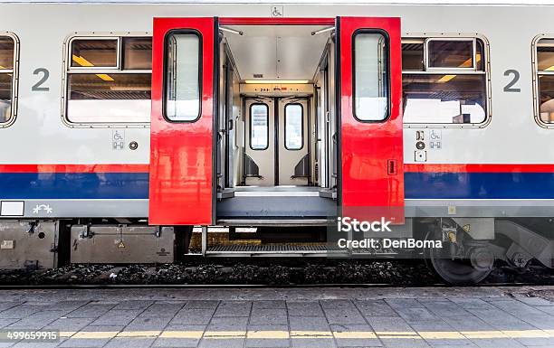 Offene Türen Von Einem Zug Stockfoto und mehr Bilder von Eisenbahn - Eisenbahn, Belgien, Fahrzeugtür