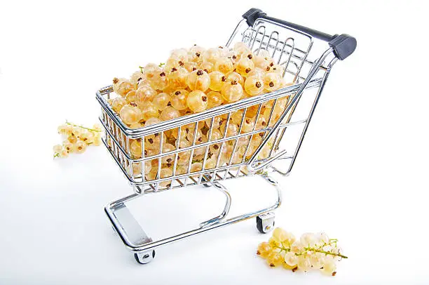 Mini shopping cart with whitecurrants