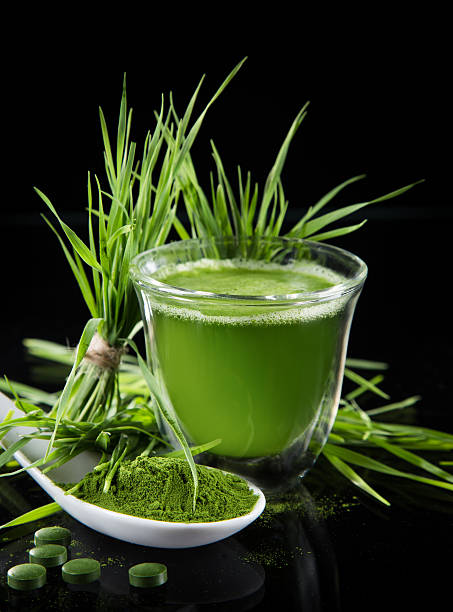 detox. молодой перловый, хлорелла суперфуды. - barley grass juice green стоковые фото и изображения