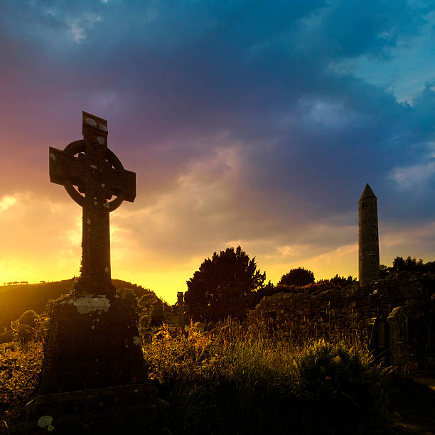 irish sonnenuntergang - celtic cross republic of ireland sunset silhouette stock-fotos und bilder