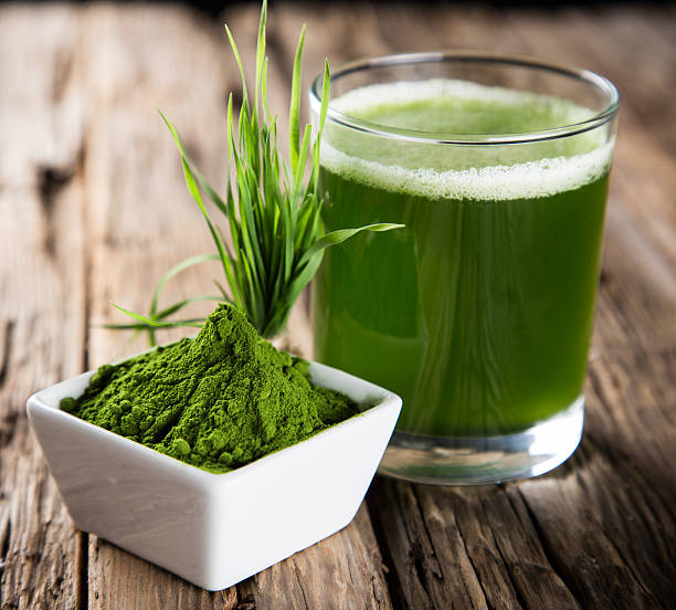 detox. junge gerste, chlorella superfood. - barley grass juice green stock-fotos und bilder