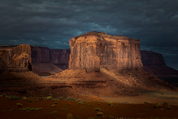 monument valley piramide - monument valley navajo mesa monument valley tribal park stock-fotos und bilder