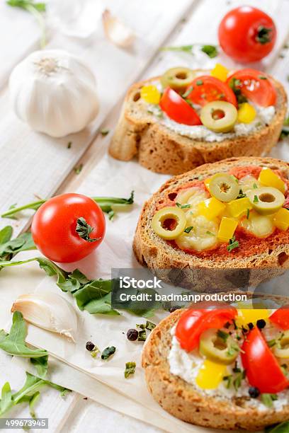 Bruschettas Zeit Stockfoto und mehr Bilder von Ansicht aus erhöhter Perspektive - Ansicht aus erhöhter Perspektive, Antipasto, Baguette