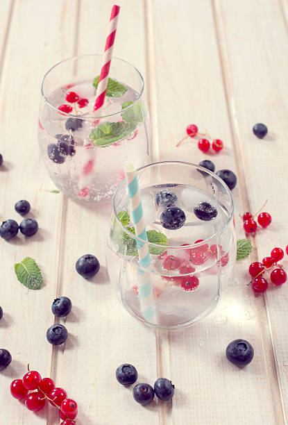 frutas e água gaseificada - icewater glass food and drink water - fotografias e filmes do acervo