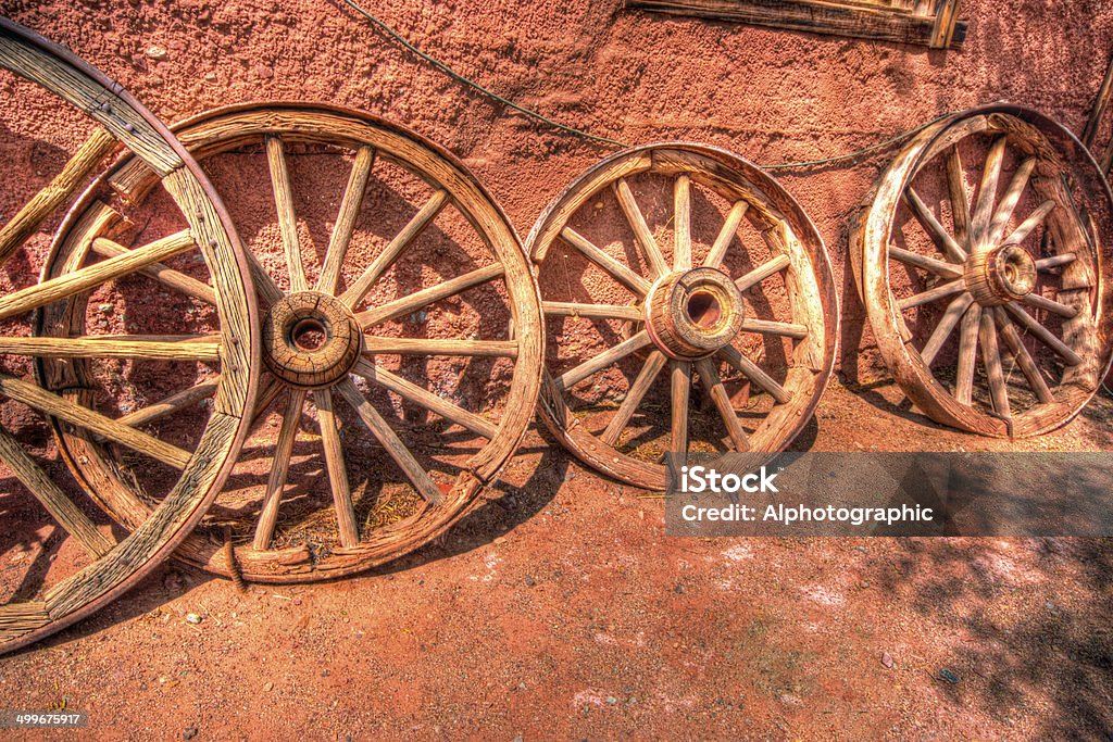 Antiga contra uma parede carrinho de rodas - Foto de stock de Antigo royalty-free
