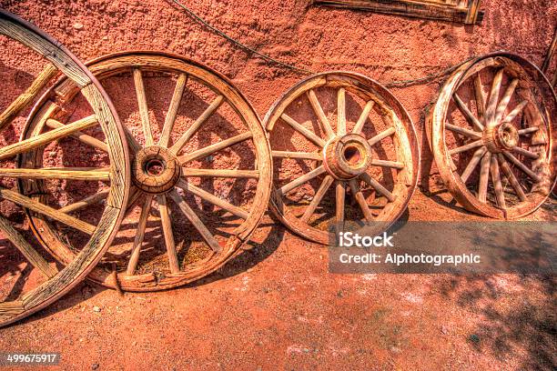 Foto de Antiga Contra Uma Parede Carrinho De Rodas e mais fotos de stock de Antigo - Antigo, Antiguidade, Califórnia