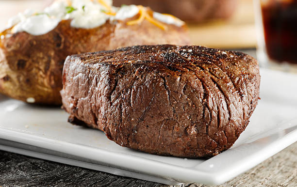 グリルステーキディナーをお楽しみいただけます。 - sirloin steak baked potato beef gourmet ストックフォトと画像