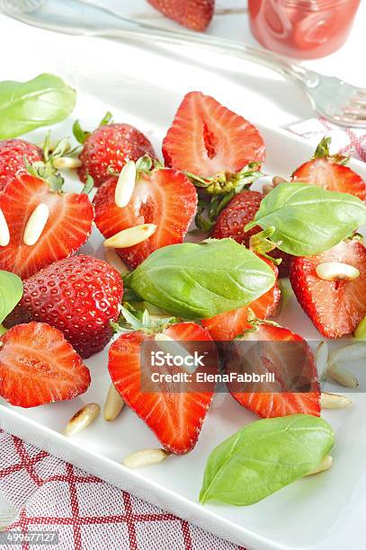 Foto de Salada De Morango Foco Seletivo e mais fotos de stock de Almoço - Almoço, Antepasto, Antipasto