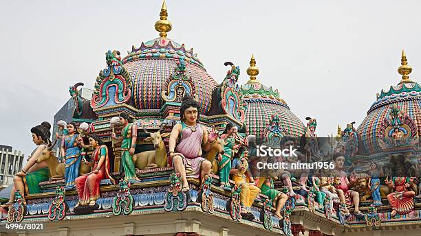 Foto de Templo Sri Mariamman e mais fotos de stock de Arranha-céu - Arranha-céu, Bairro chinês, Centro da cidade