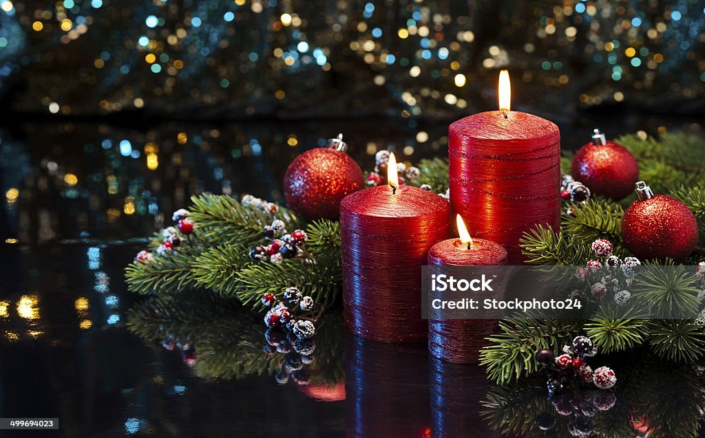 Tre Candele Rosse - Fotografie stock e altre immagini di Candela di Natale  - Candela di Natale, Agrifoglio, Illuminato - iStock