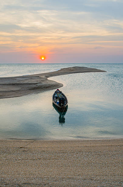 long-tailed лодке с закат пляж. - tail fin фотографии стоковые фото и изображения