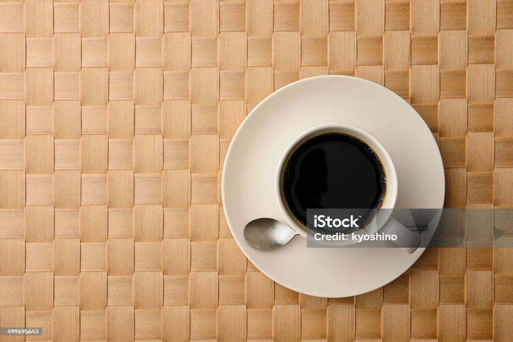 Fotografía tomada desde arriba de una taza de café en alfombra - Foto de stock de Bambú - Familia de la Hierba libre de derechos