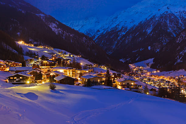 mountains ski resort soelden österreich bei sonnenuntergang - tirol village european alps austria stock-fotos und bilder