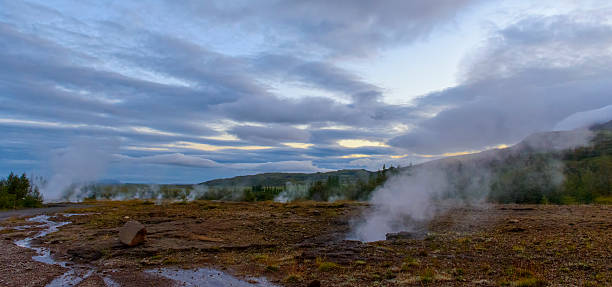 area geysir geotermica in islanda - iceland hot spring geothermal power station geyser foto e immagini stock