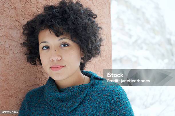 Junge Frau Im Winter Stockfoto und mehr Bilder von Ernst - Ernst, Frauen, Teenager-Alter