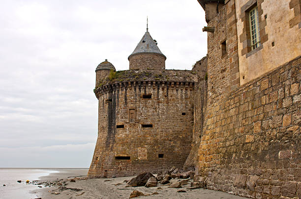 torre da abadia de monte saint-michel - sao gabriel tower imagens e fotografias de stock