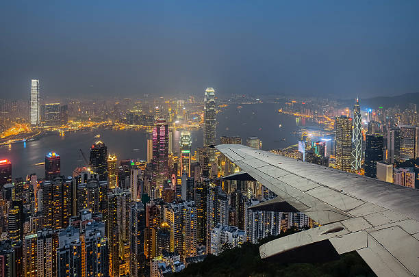 ビクトリアハーバーで香港の夜の空気飛行機からの眺め - industrial ship 写真 ストックフォトと画像