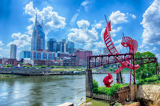 skyline der Innenstadt von Nashville, Tennessee, in Cumberland River. – Foto