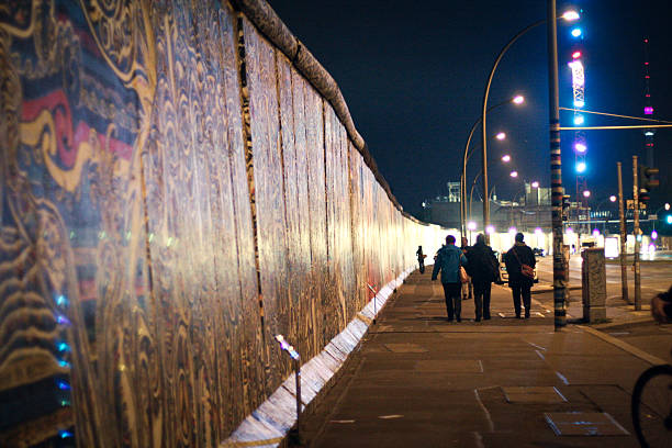 берлинская стена - berlin wall стоковые фото и изображения