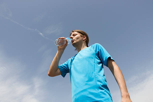istock Jogger man drinking water on a hot day 499698325