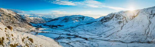 озёрный край winter выполняют горы панорама лангдейл cumbria sunrise valley - panoramic langdale pikes english lake district cumbria стоковые фото и изображения