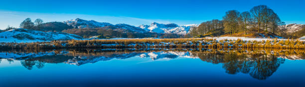 снежные горы озеро района лангдейл отражая в воде cumbria elter - panoramic langdale pikes english lake district cumbria стоковые фото и изображения